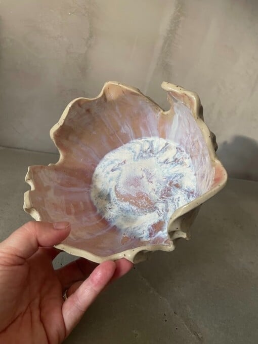 Handgemaakte keramieken schaal 'Blooming flower'