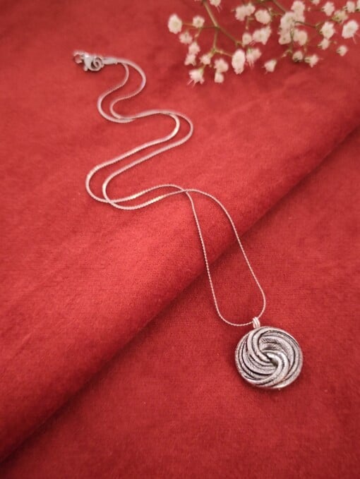 Ketting met een verhaal — ✿ — vintage hanger (ca. 1940–1950)