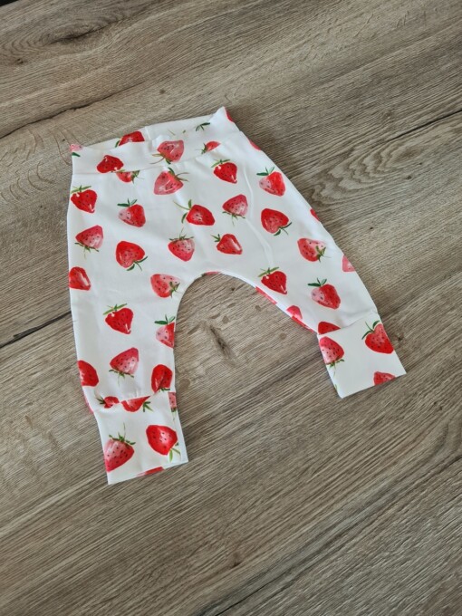 Broekje - harembroekje- aardbeien - ecru