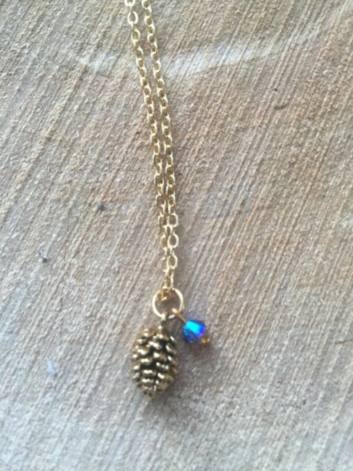 Vergulde ketting met dennenappel-bedeltje en Swarovski kraaltje