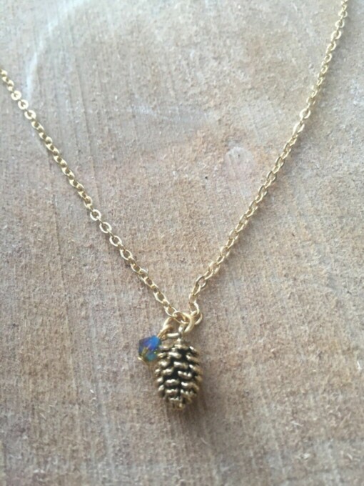Vergulde ketting met dennenappel-bedeltje en Swarovski kraaltje