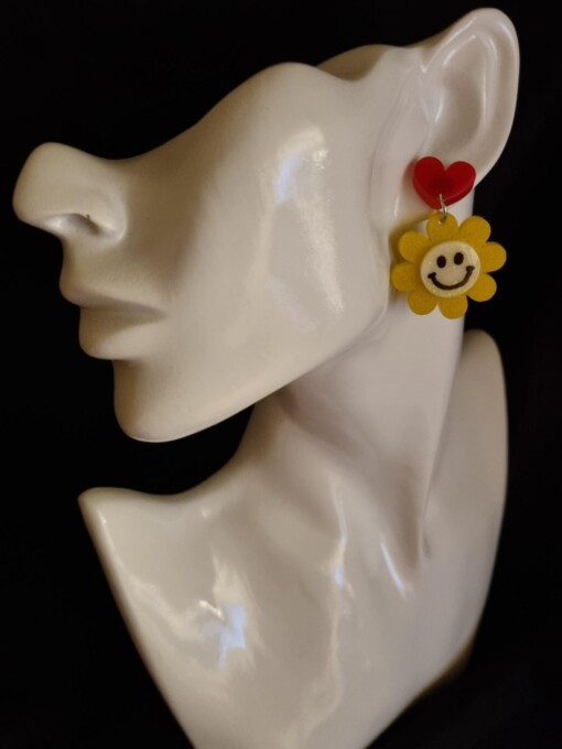 Epoxy oorbellen 'smiley bloem' - geel