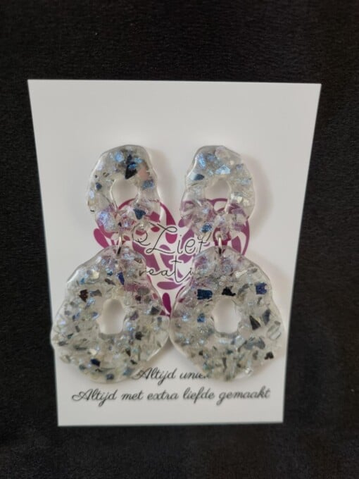 Epoxy oorbellen ‘flair’ ingelegd met gespiegeld glas