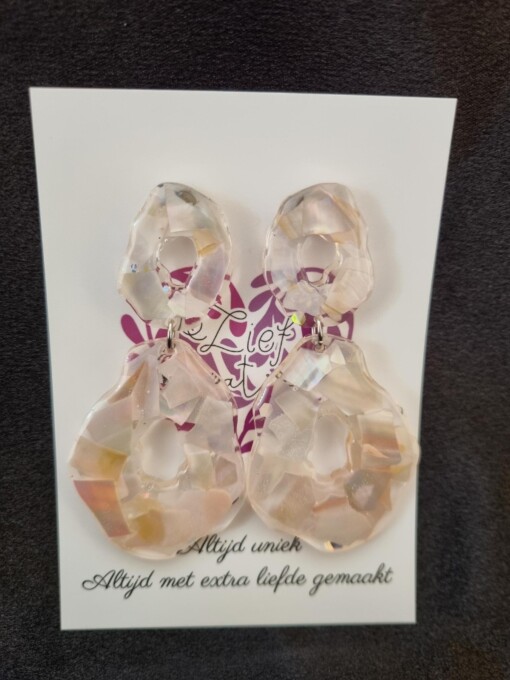 Epoxy oorbellen ‘flair’ met parelmoer – licht roze