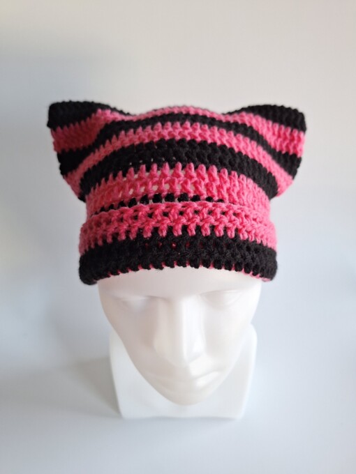 Gehaakte muts 'Black & hot pink'