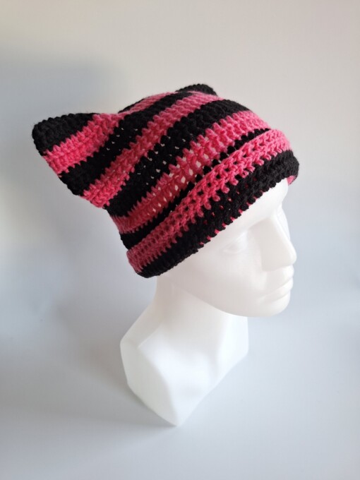 Gehaakte muts 'Black & hot pink'
