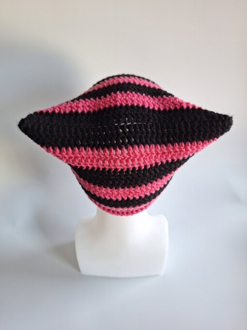 Gehaakte muts 'Black & hot pink'