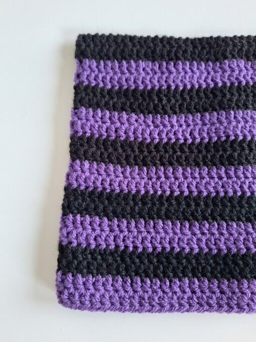 Gehaakte muts 'Black & purple'