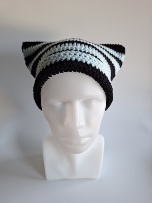 Gehaakte muts 'Black & baby blue'