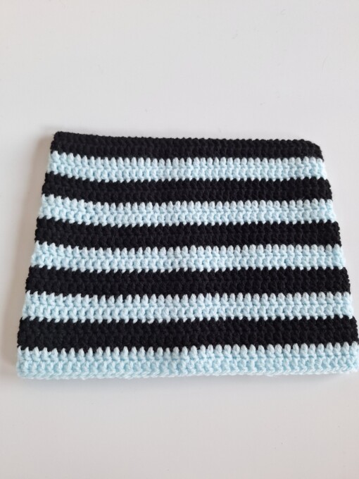 Gehaakte muts 'Black & baby blue'