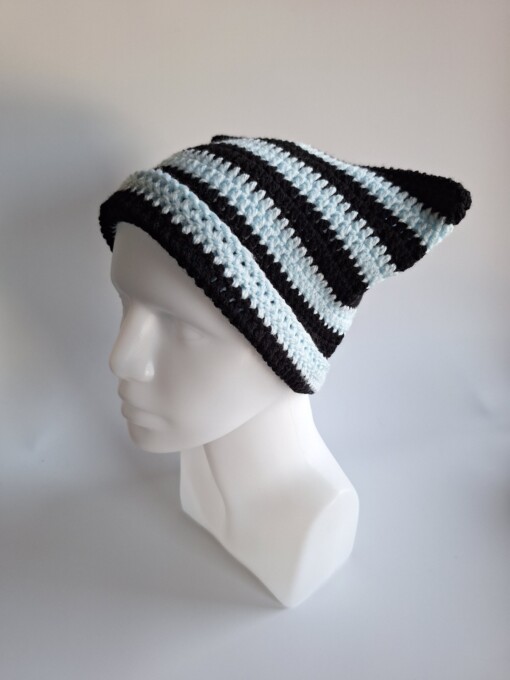 Gehaakte muts 'Black & baby blue'