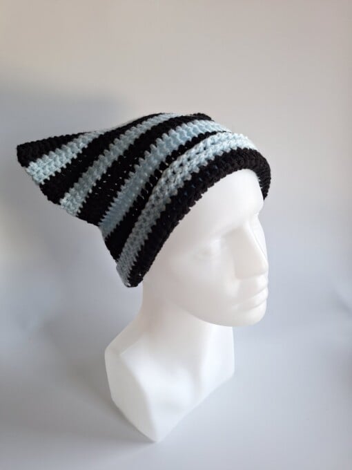 Gehaakte muts 'Black & baby blue'