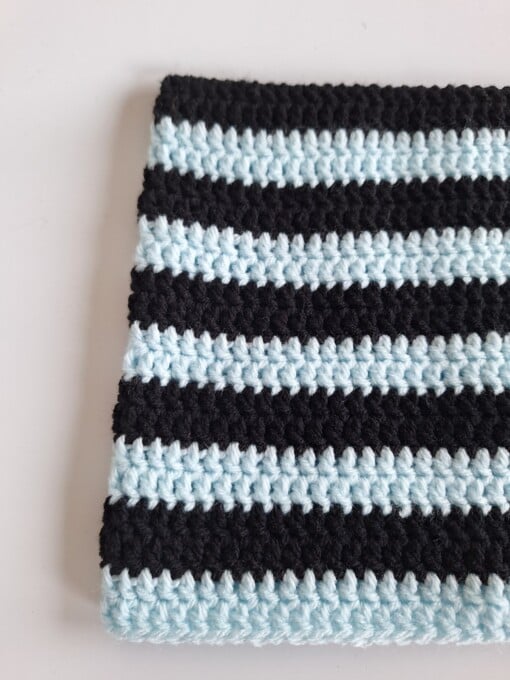 Gehaakte muts 'Black & baby blue'