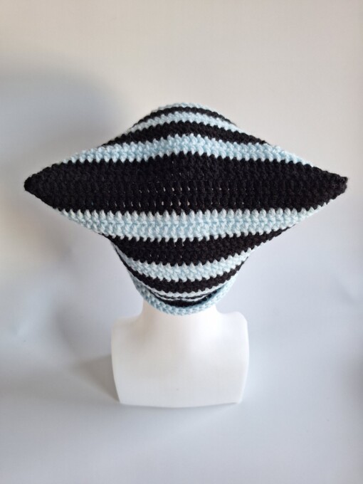 Gehaakte muts 'Black & baby blue'