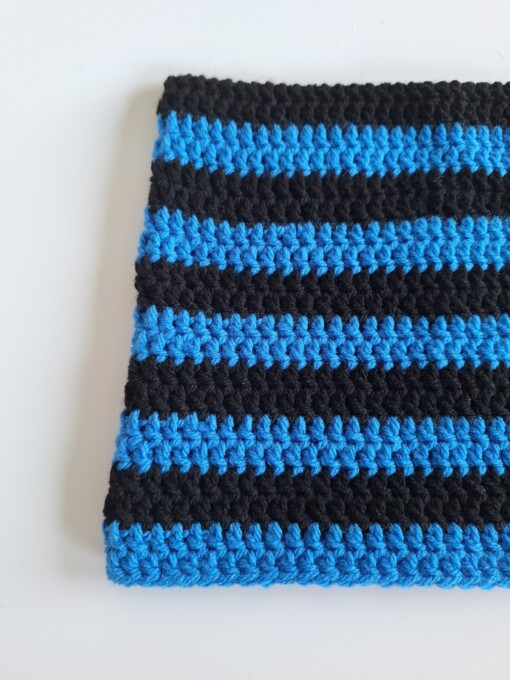 Gehaakte muts 'Black & blue'