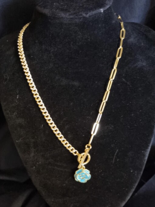 Vergulde ketting met bloem bedel - blauw