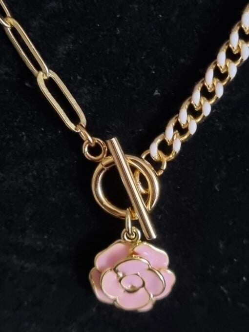 Vergulde ketting met bloem bedel - roze