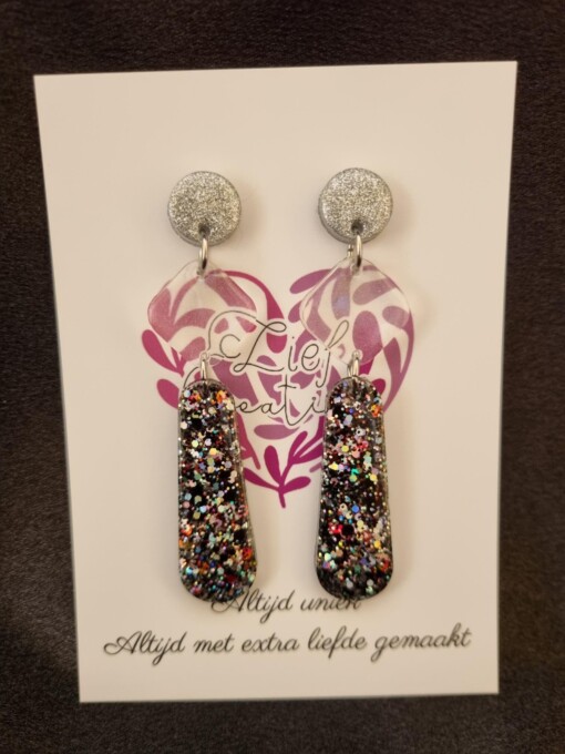 Epoxy oorbellen ‘geo lang’ – zwart/grijs