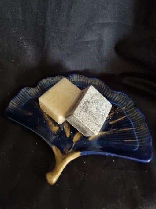 Uniek epoxy schaaltje ‘Ginkgo’ blauw + 2 amberblokjes