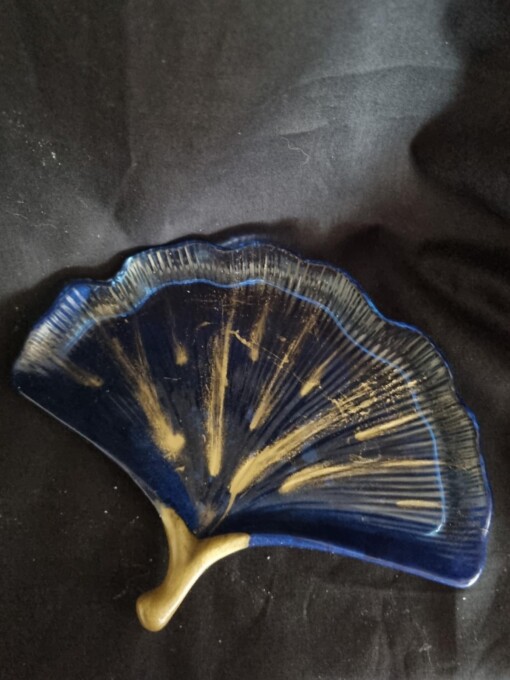 Uniek epoxy schaaltje ‘Ginkgo’ blauw + 2 amberblokjes