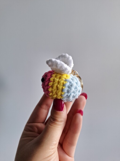 Gehaakte sleutelhanger 'Pansexual bee'