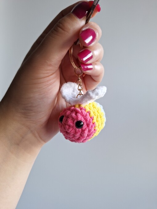 Gehaakte sleutelhanger 'Pansexual bee'