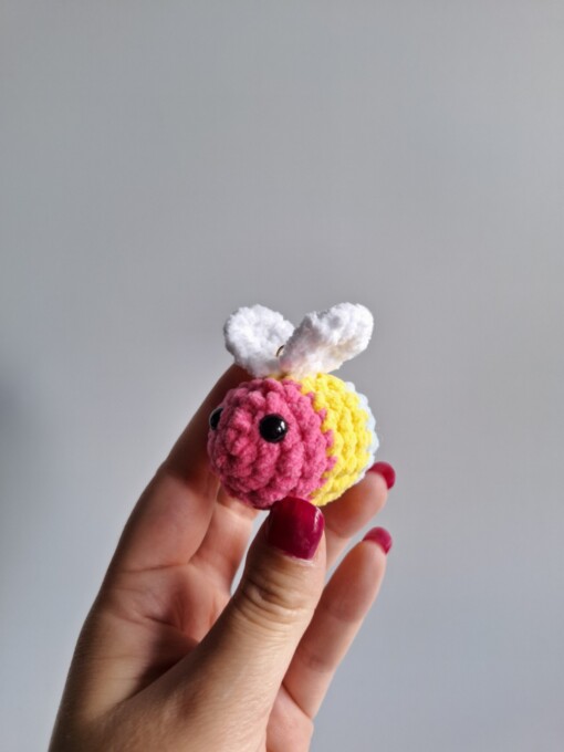 Gehaakte sleutelhanger 'Pansexual bee'
