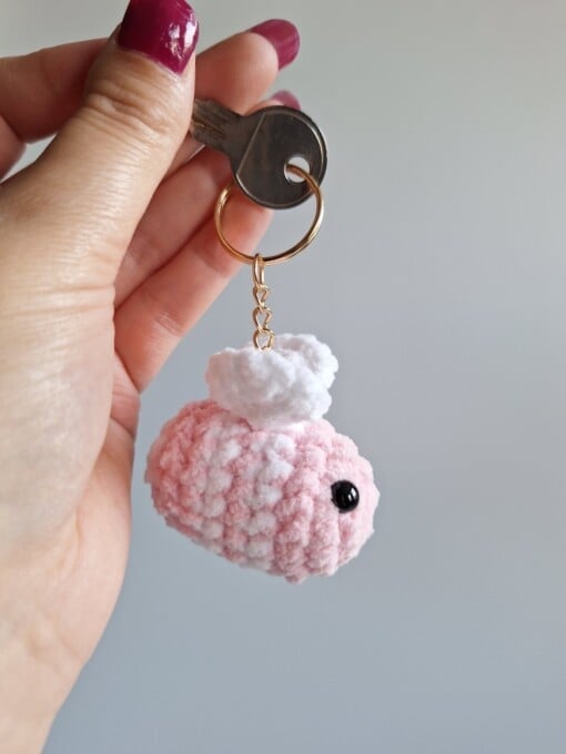 Gehaakte sleutelhanger 'Pink & white bee'