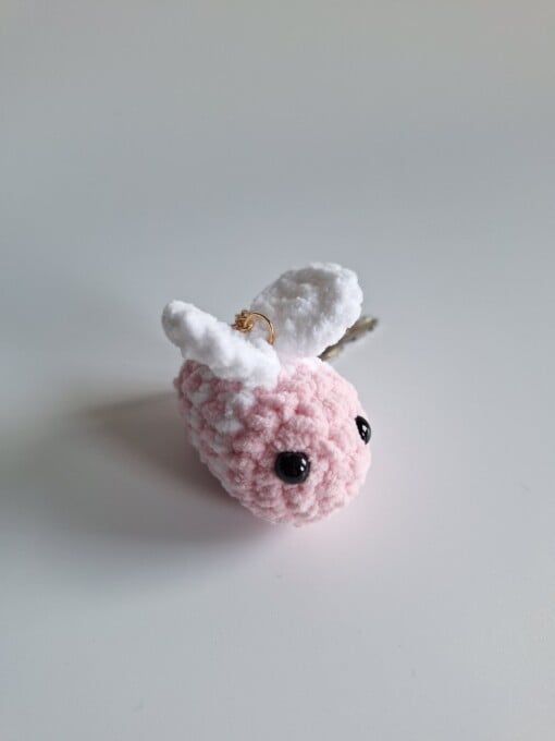 Gehaakte sleutelhanger 'Pink & white bee'