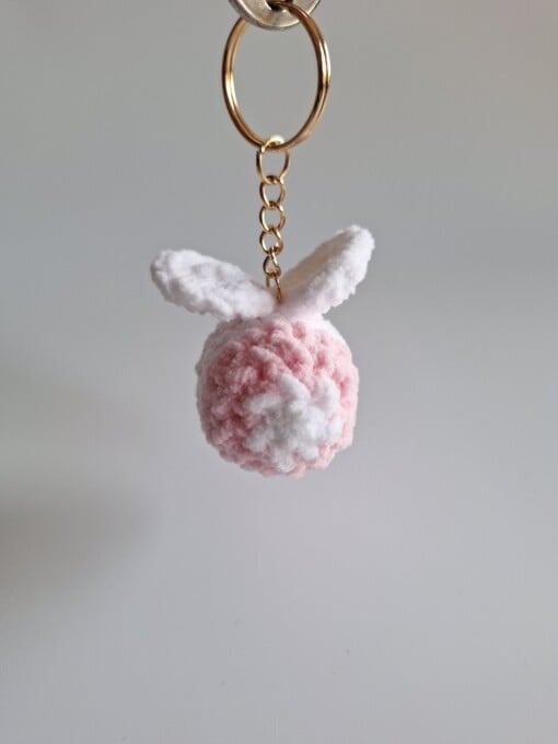 Gehaakte sleutelhanger 'Pink & white bee'
