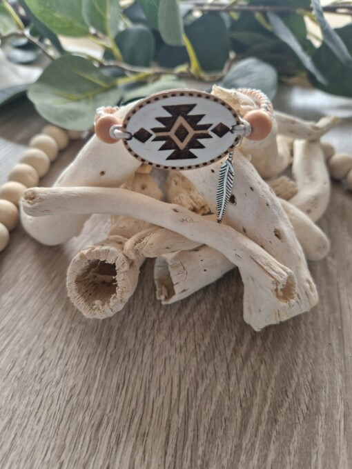 Handgeknoopte macramé armband met Aztek symbool