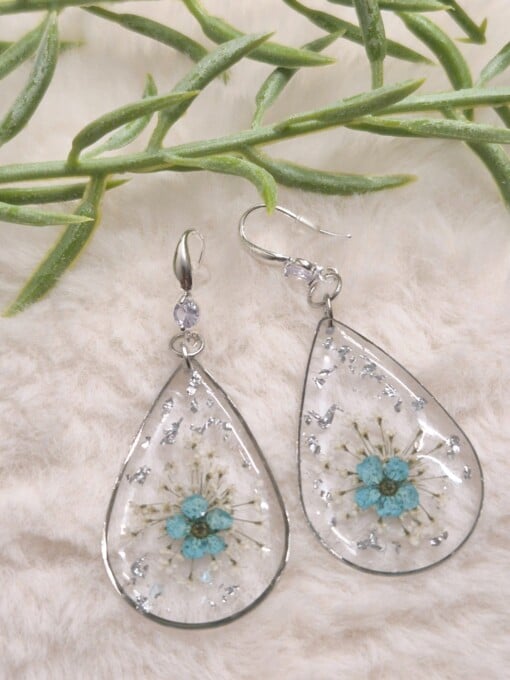 Zilveren waterdruppel vormige wit en blauwe gedroogde bloemen resin  Oorbellen