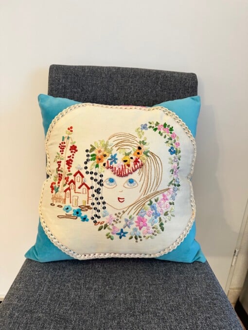 Geborduurd blauw velvet kussenhoes met borduursel