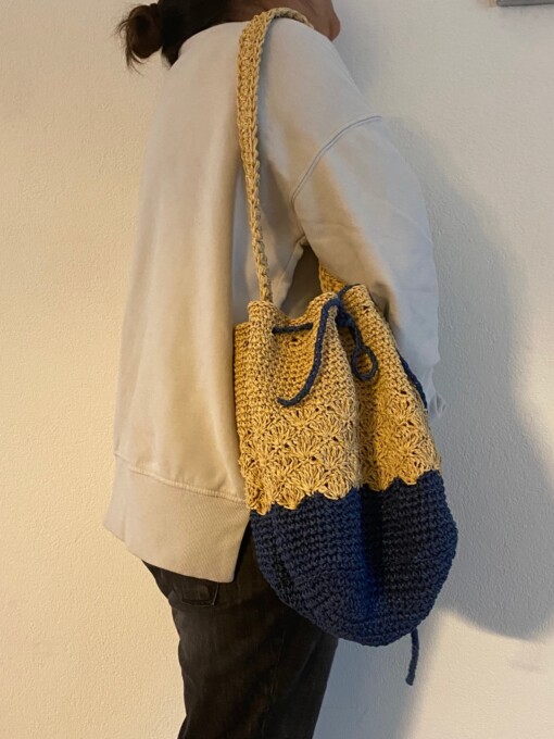 Gehaakte beurs tas van duurzame raffia garen