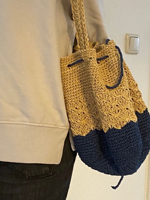 Gehaakte beurs tas van duurzame raffia garen
