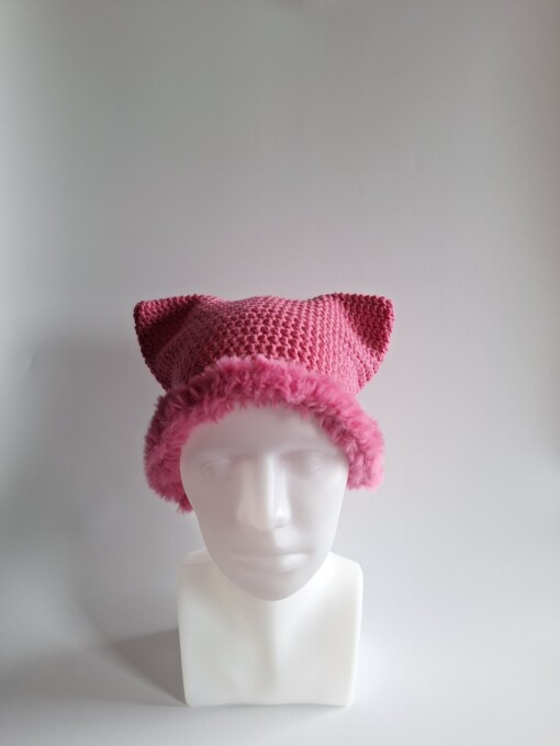 Gehaakte muts met imitatiebont 'Barbie pink'