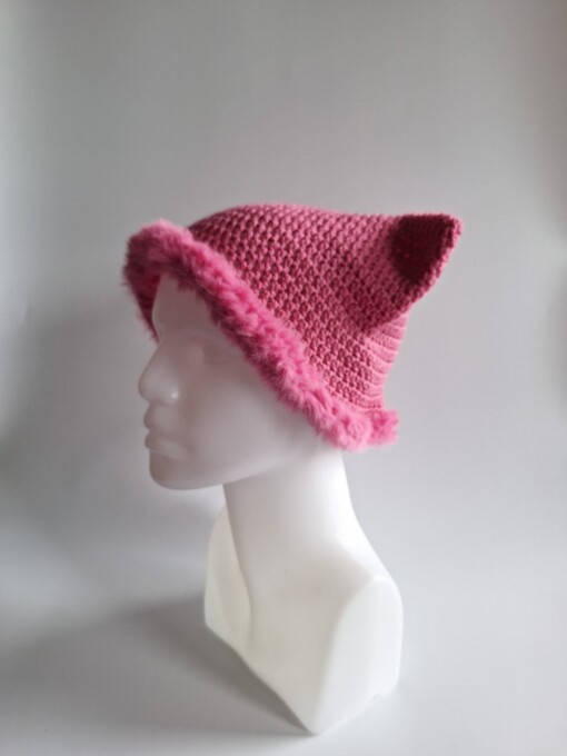 Gehaakte muts met imitatiebont 'Barbie pink'