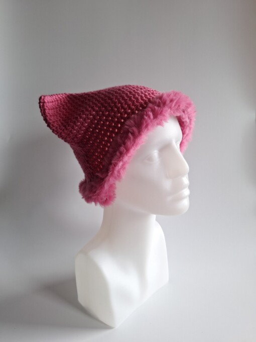 Gehaakte muts met imitatiebont 'Barbie pink'