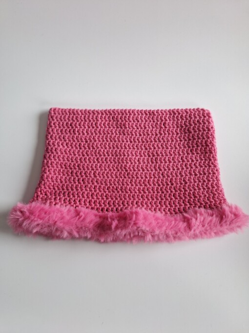 Gehaakte muts met imitatiebont 'Barbie pink'