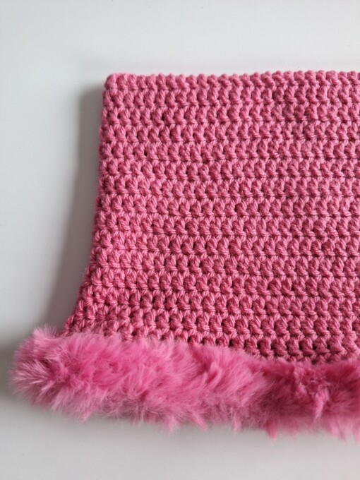 Gehaakte muts met imitatiebont 'Barbie pink'