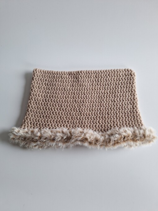 Gehaakte muts met imitatiebont 'Basic beige'