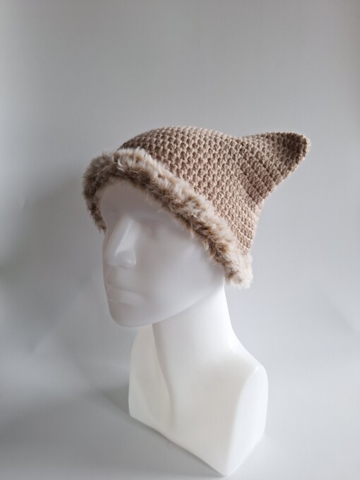 Gehaakte muts met imitatiebont 'Basic beige'