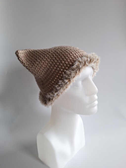 Gehaakte muts met imitatiebont 'Basic beige'