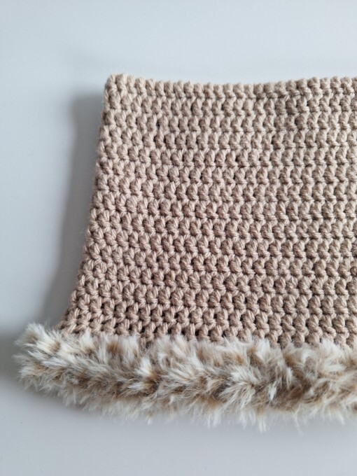 Gehaakte muts met imitatiebont 'Basic beige'