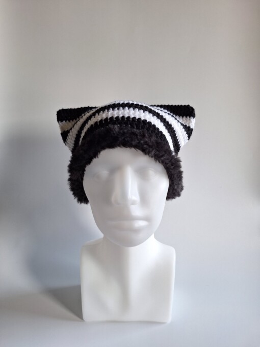 Gehaakte muts met imitatiebont 'Black & white'