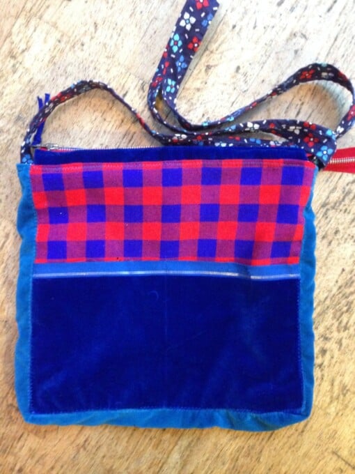Blauw rode tas met geborduurde theepot