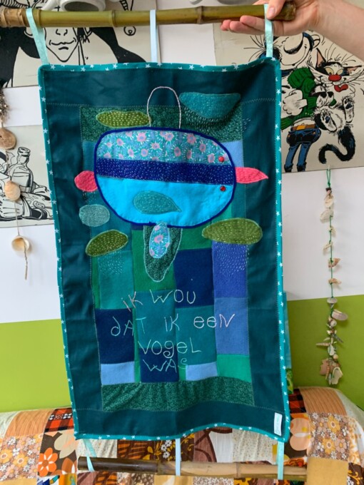 Blauw wandkleed met grappige vogel