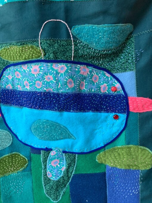Blauw wandkleed met grappige vogel