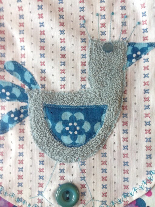 Blauwe tas van vintage stoffen.