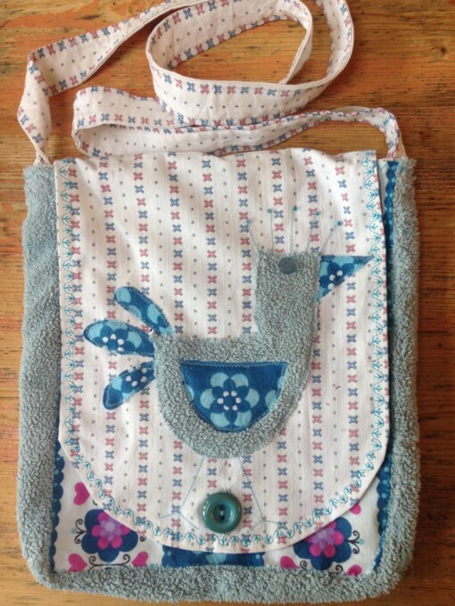 Blauwe tas van vintage stoffen.